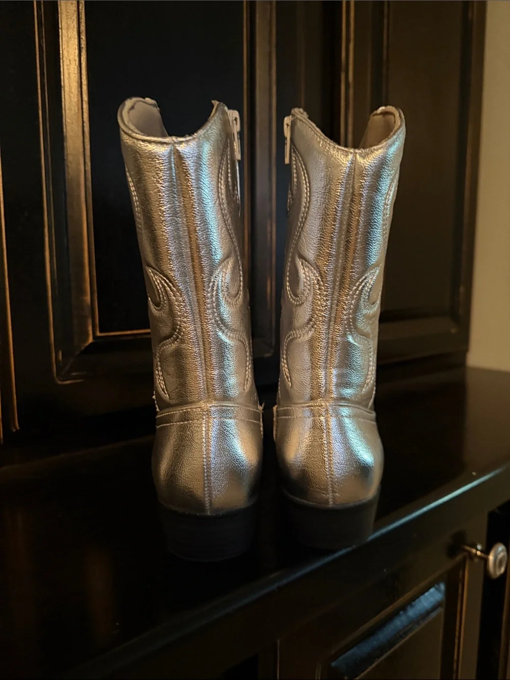 Girls metallic silver cowgirl boots  ✨